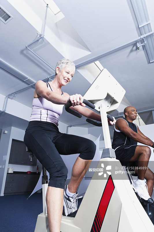 在健身房使用健身器材的人们图片素材