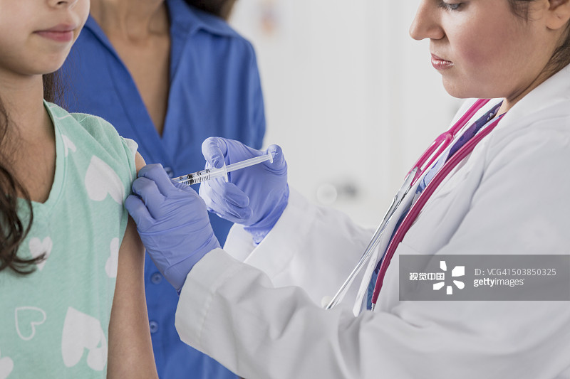 医生在医院为病人注射图片素材