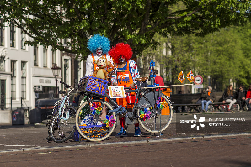 国王广场上的小丑双人自行车表演图片素材