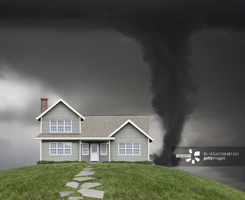 草山上的燃烧房屋图片素材