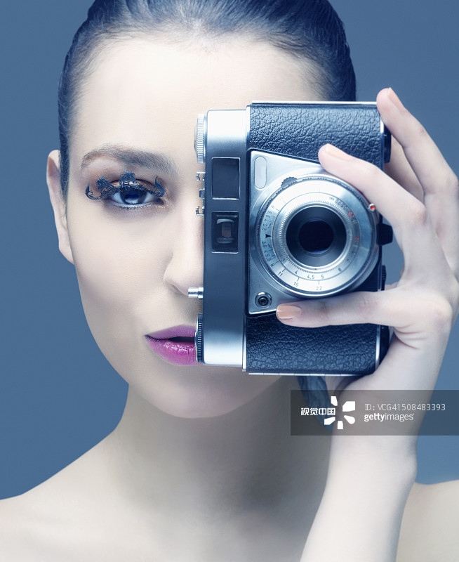 用老式相机拍照的中东女子图片素材