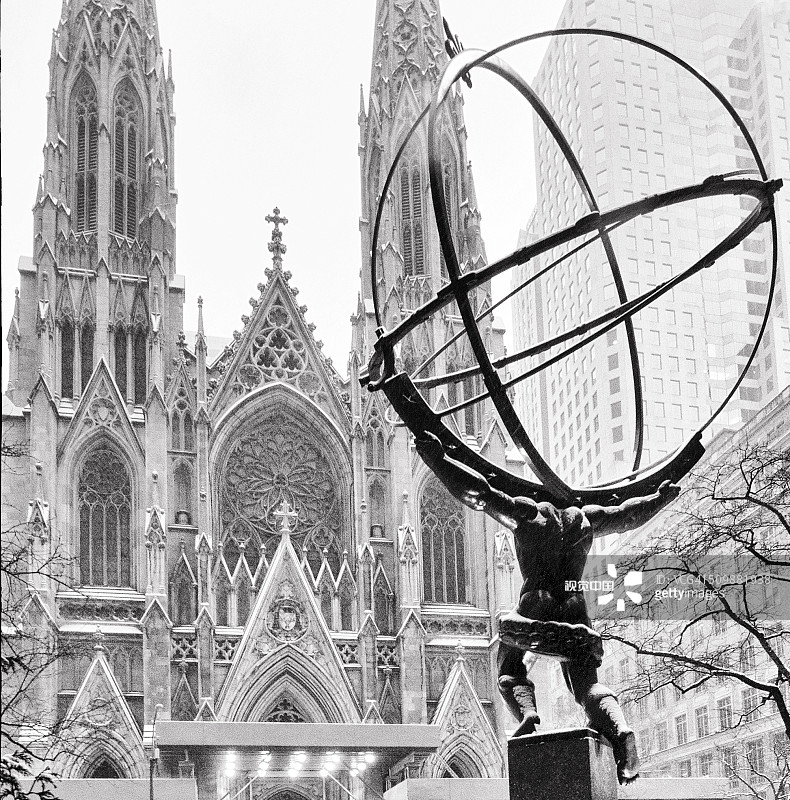 雪天下的圣帕特里克大教堂和阿特拉斯雕塑图片素材