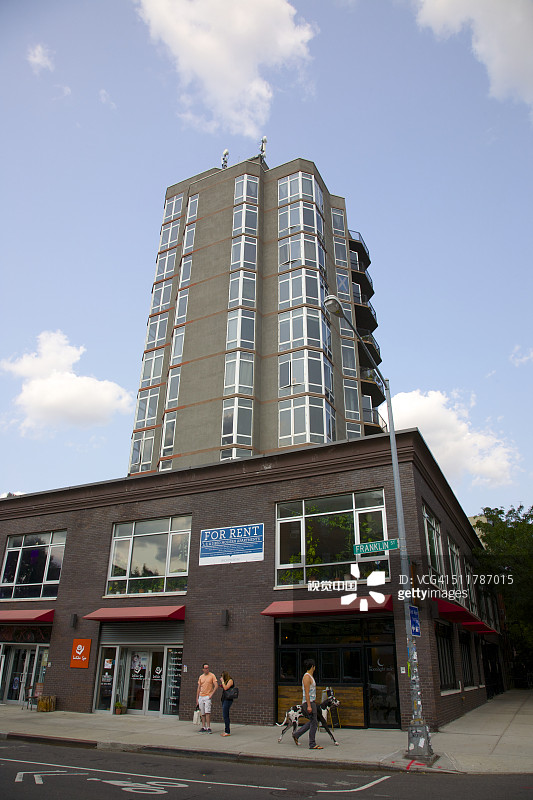 仰望零售店上方的公寓楼图片素材