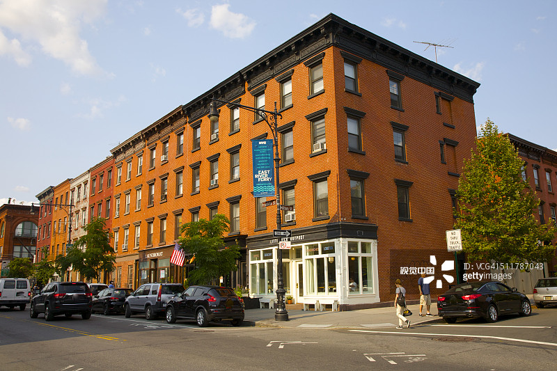 零售店上方的橙色砖砌建筑外墙图片素材