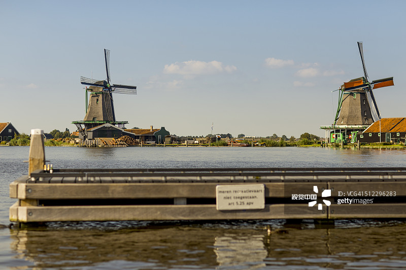 在风车De Zoeker和De Kat的船码头图片素材