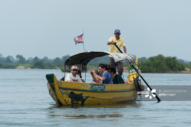 在老挝桔井湄公河上参加海豚生态之旅的游客图片素材