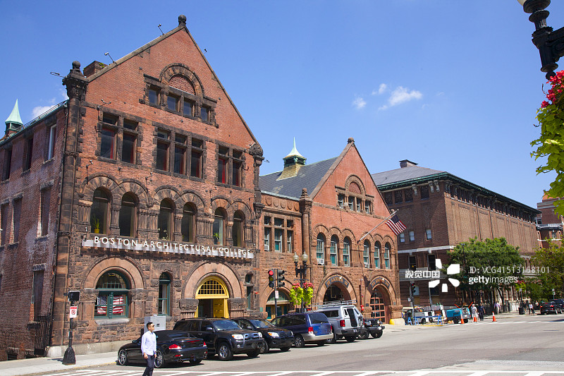 波士顿学院的红色罗马式建筑图片素材