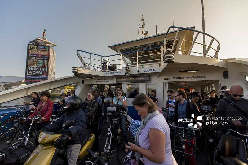 阿姆斯特丹Ijveer渡轮上的通勤者图片素材