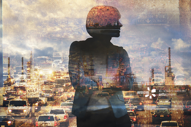 女商人和交通的双重曝光图片素材