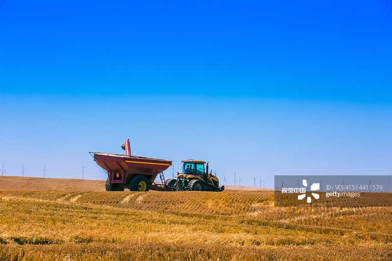 拖拉机在农田里行驶图片素材
