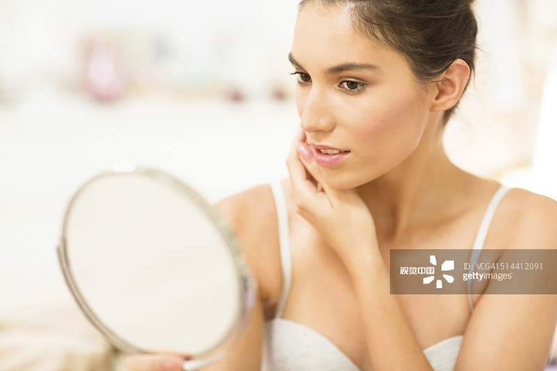 白人女子在镜子前欣赏自己图片素材