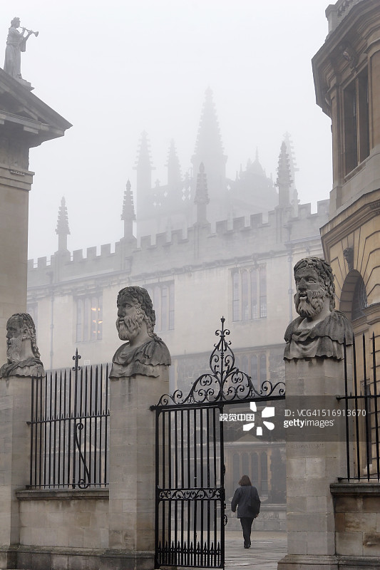 雾中的牛津-谢尔登剧院图片素材