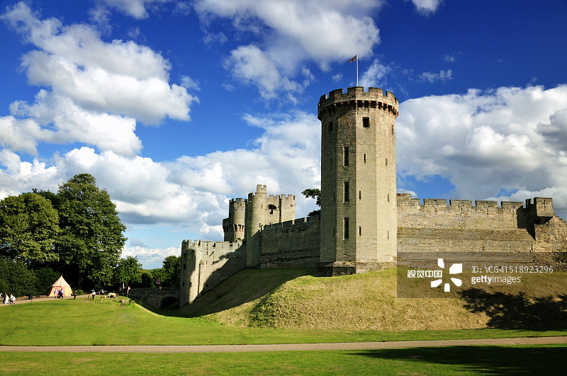 蓝天白云下的沃里克城堡图片素材