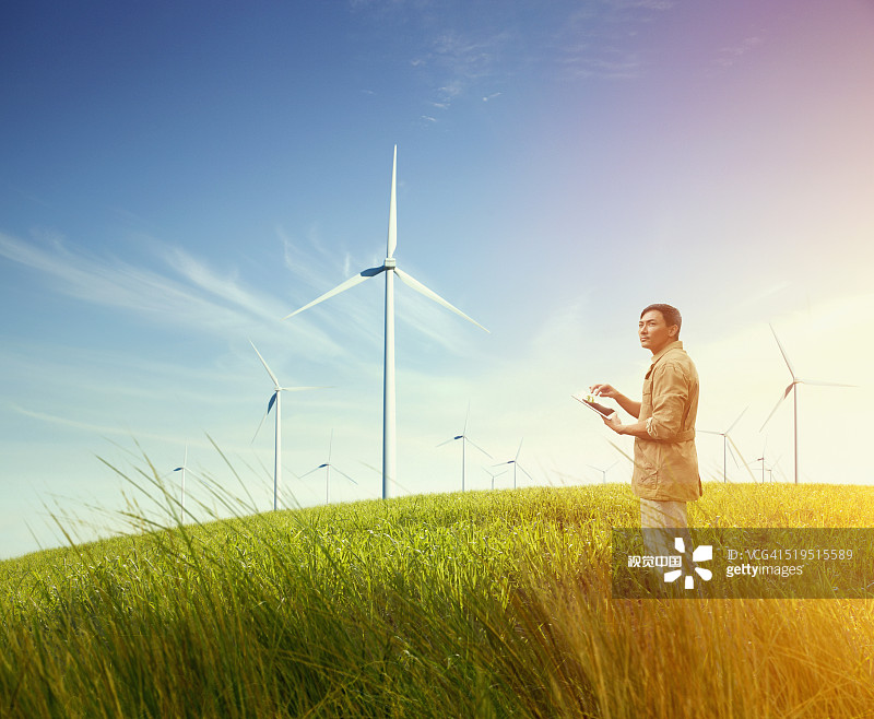 亚洲科学家在风力涡轮机场地使用平板图片素材