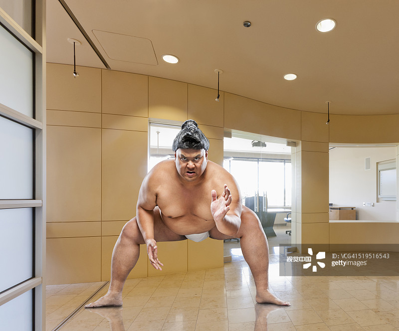 太平洋岛民相扑选手在办公室里下蹲图片素材