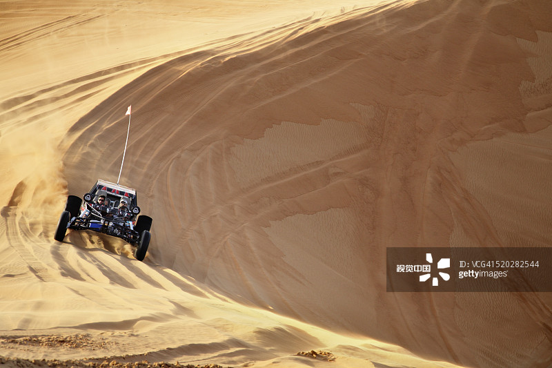 迪拜沙漠中的沙丘越野车图片素材