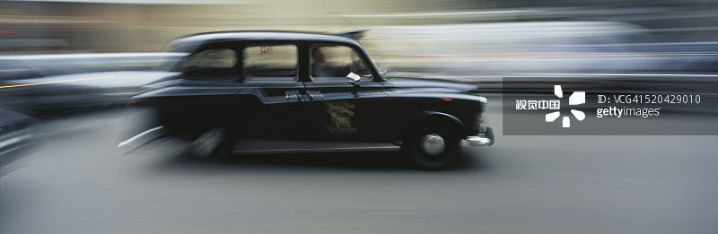 行驶中的黑色出租车图片素材