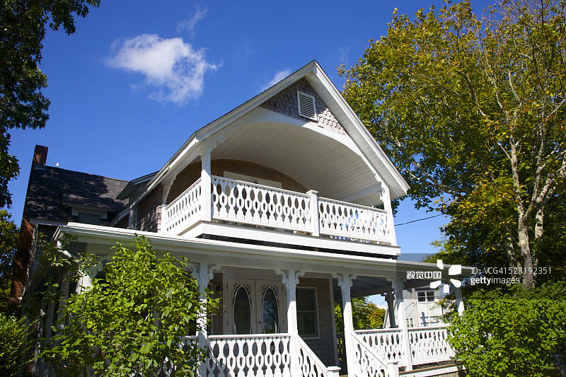 科德角带有哥特式木工门廊的房屋图片素材