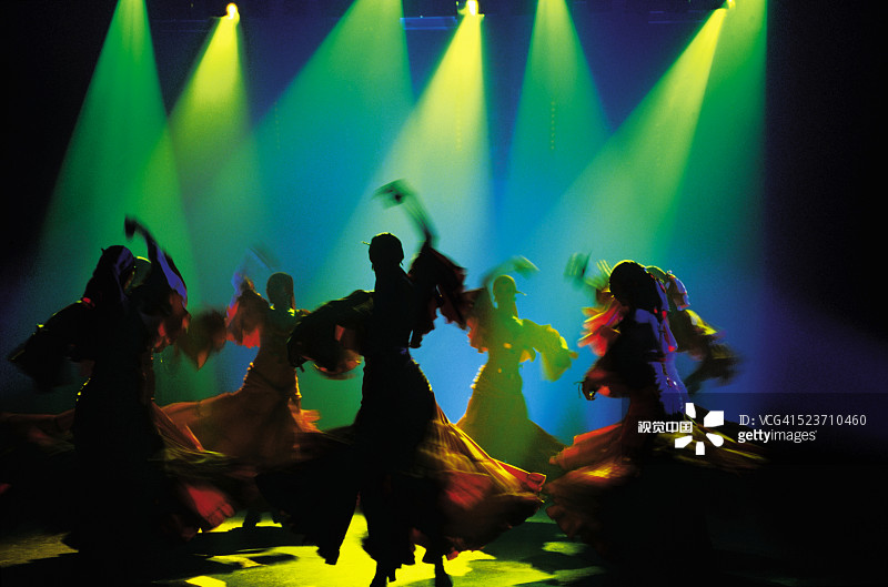 弗拉门戈表演中的集体舞蹈图片素材