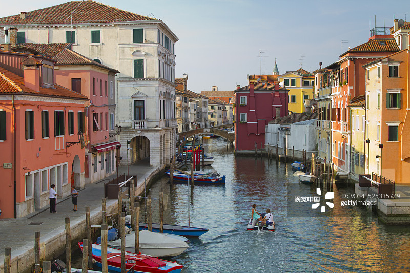 意大利基奥贾的船上的人们图片素材