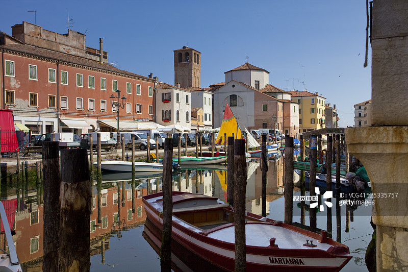 意大利基奥贾维纳运河停泊的船只图片素材