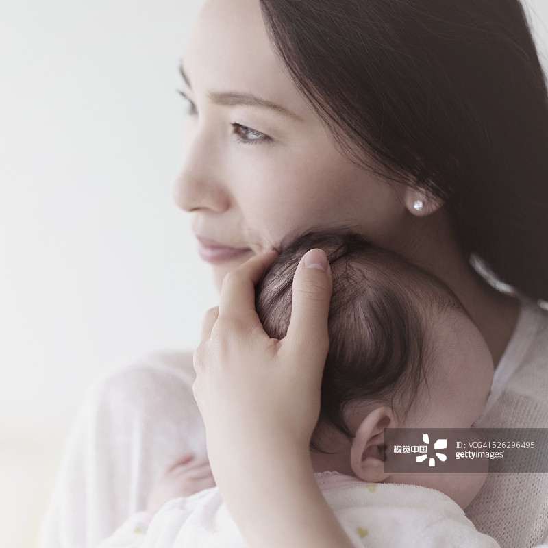 亚洲母亲抱着婴儿图片素材