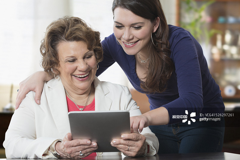 祖母和孙女使用数位平板电脑图片素材