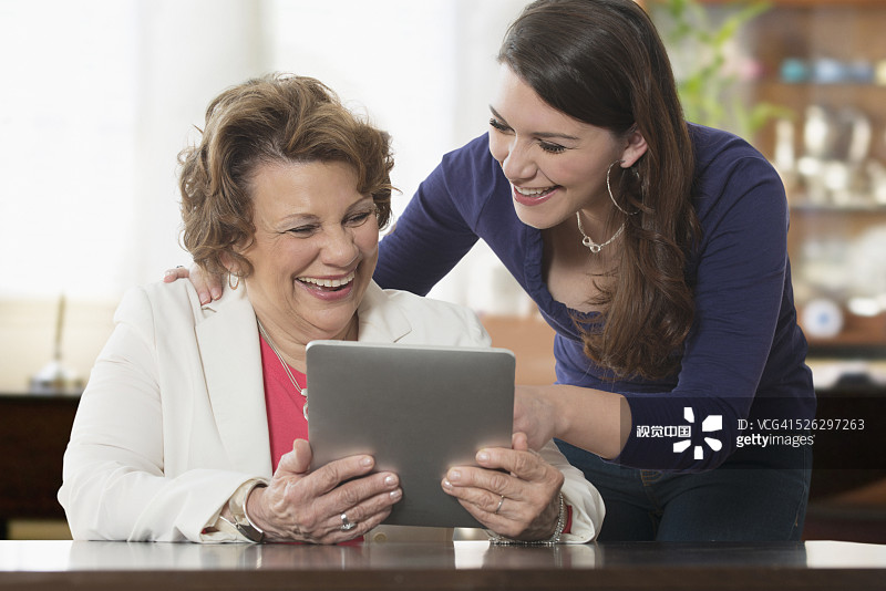 祖母和孙女使用数位平板电脑图片素材