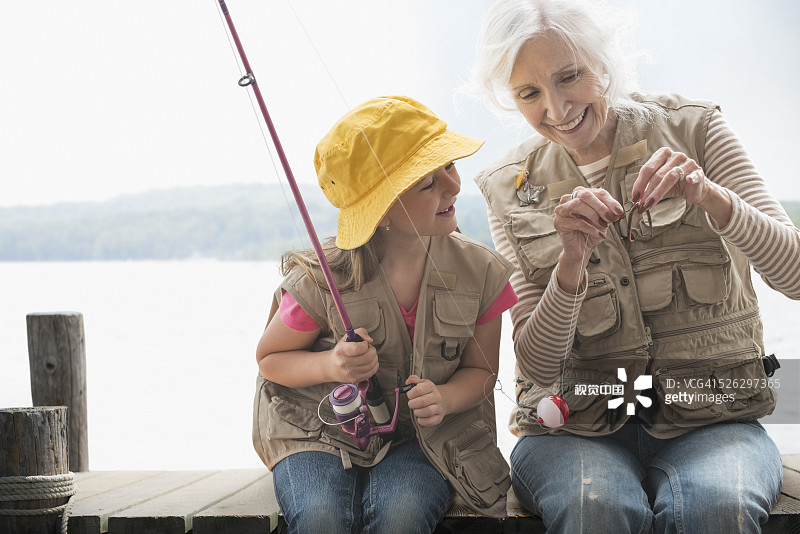 在湖边钓鱼的白人奶奶和孙女图片素材