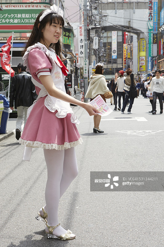 女佣在东京秋叶原派发宣传单图片素材