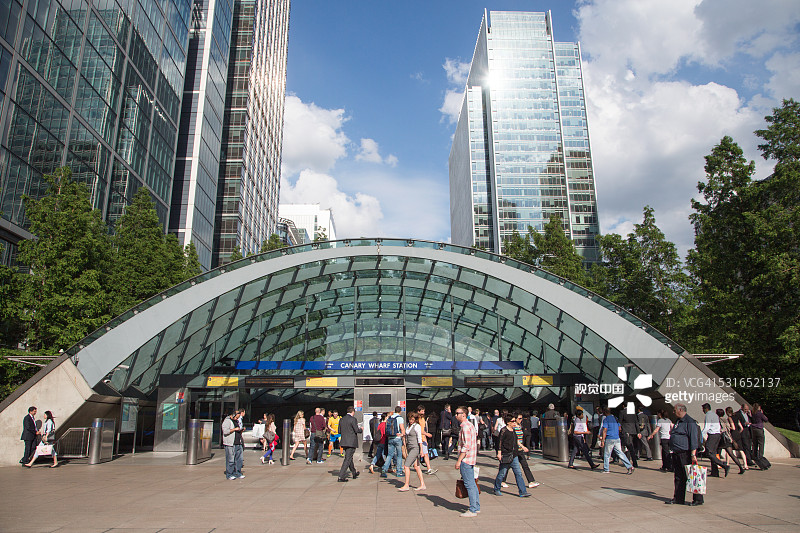 金丝雀码头站外的人群图片素材