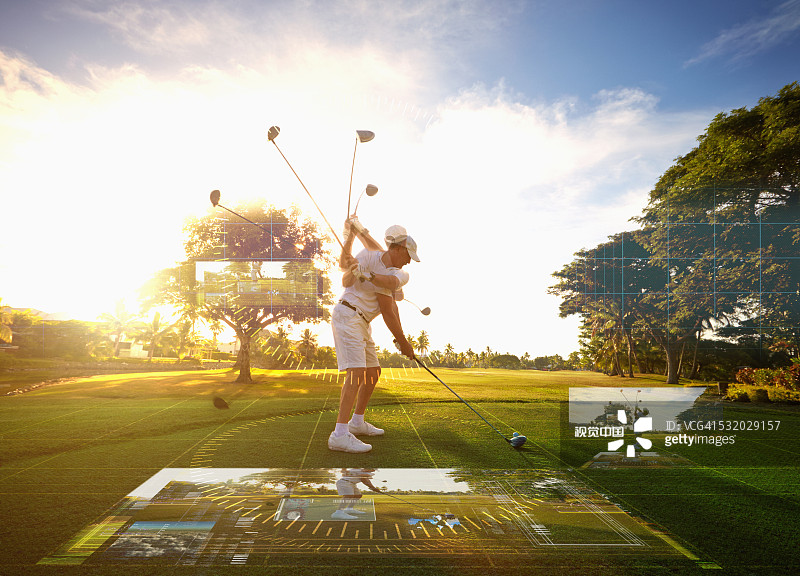 高加索高尔夫球手在全息图环绕的球场上击球的多次曝光图片素材