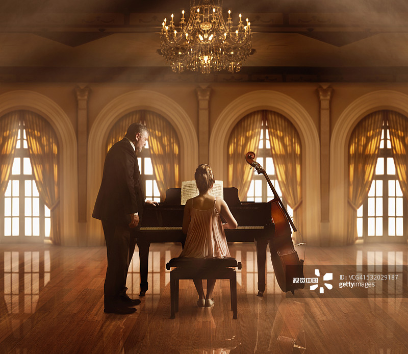 白人音乐教师和学生在钢琴舞厅图片素材