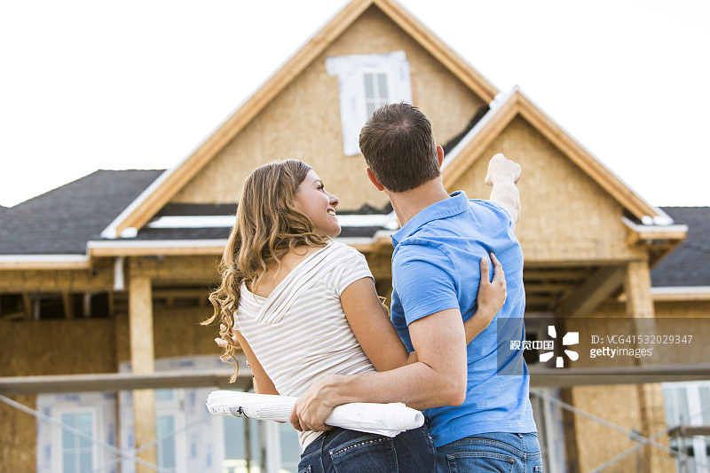 正在欣赏房屋建筑的白人夫妇图片素材