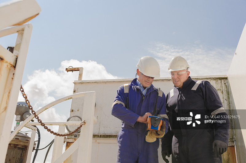 在燃料储存设施工作的白人技术员图片素材