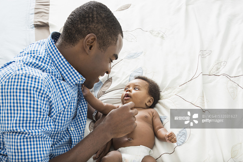 父亲和儿子躺在床上图片素材
