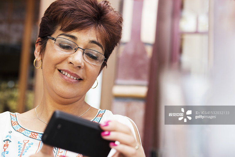 使用手机的西班牙裔妇女图片素材