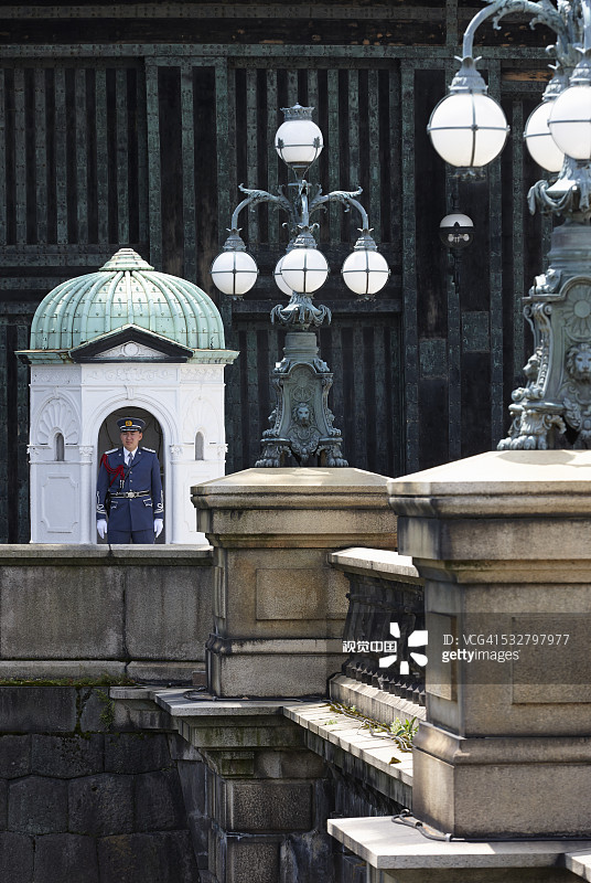 日本东京二重桥上的警卫图片素材