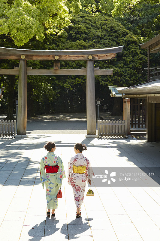 身穿浴衣的两名女子，明治神宫庭院图片素材
