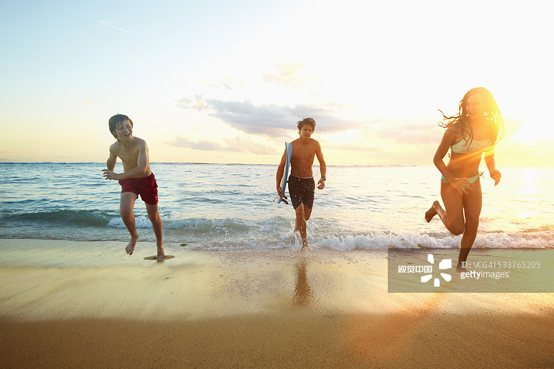 白人儿童在海滩上奔跑图片素材