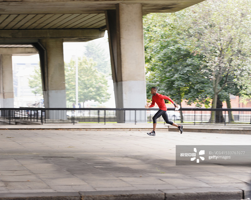 非裔美国人跑步者在人行道上慢跑图片素材