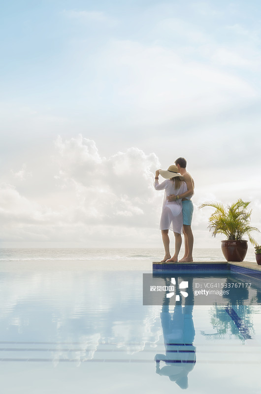 一对白人夫妇从游泳池欣赏风景图片素材