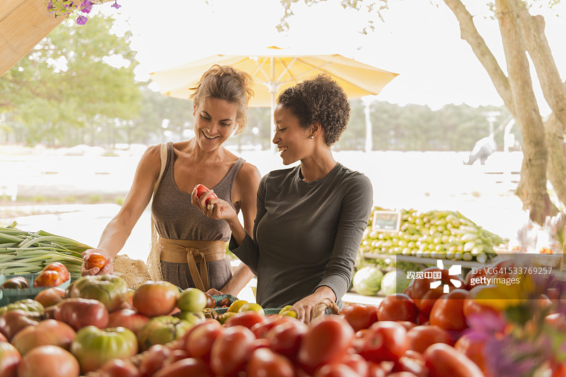 在农贸市场浏览农产品的妇女图片素材