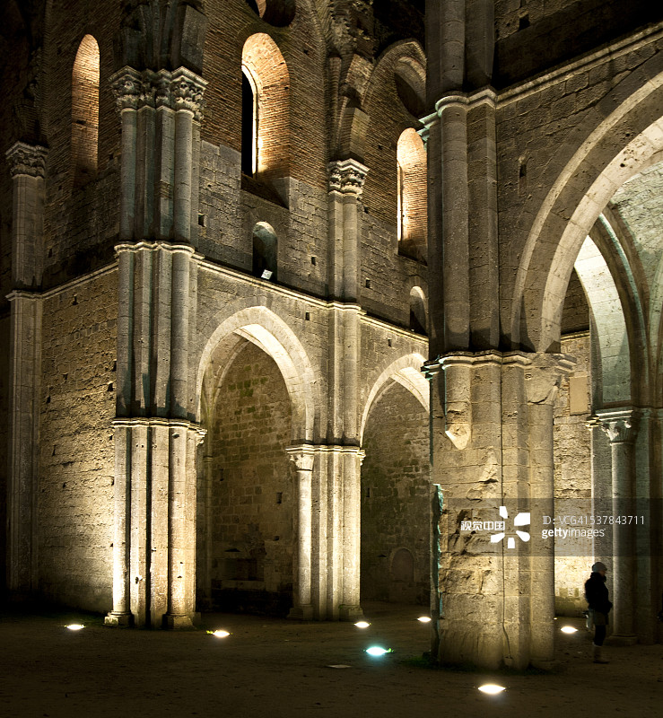 夜晚的圣加尔加诺修道院图片素材