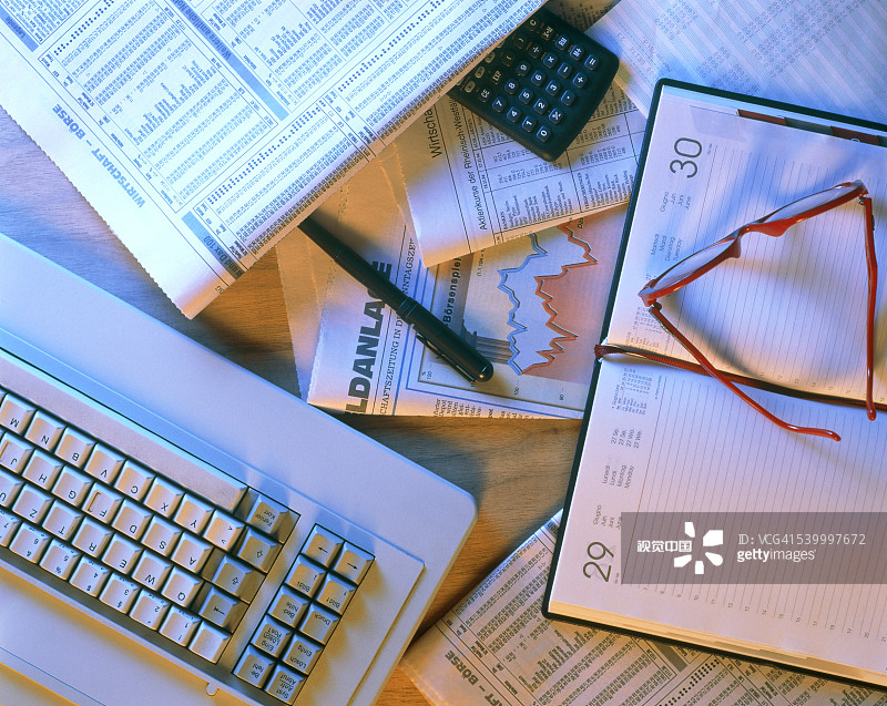键盘、报纸、日程本、笔、计算器、眼镜图片素材