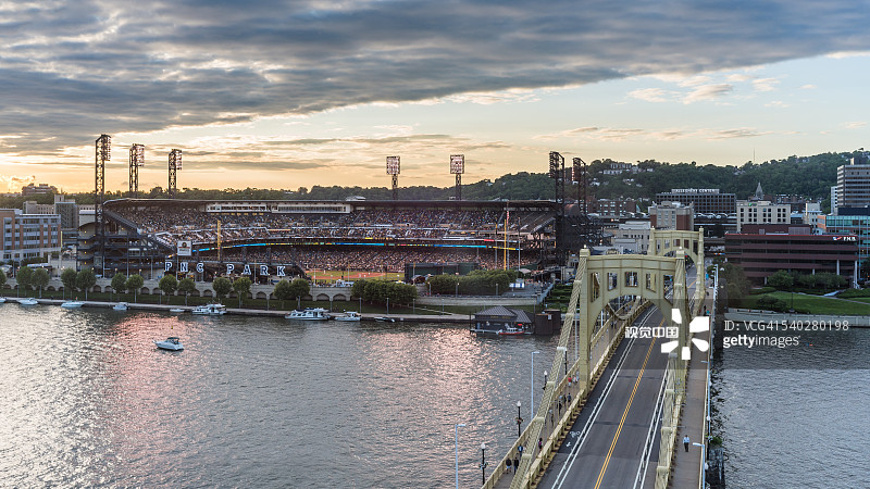 罗伯托·克莱门特大桥和PNC公园的日落航拍景观图片素材