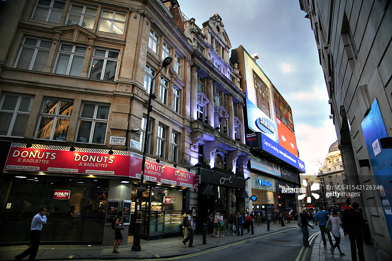 伦敦皮卡迪利广场玻璃屋街的照明建筑图片素材