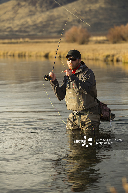 渔夫在河里撒网图片素材