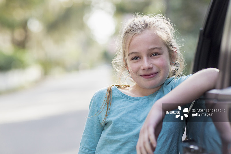 靠在汽车上的白人女孩图片素材