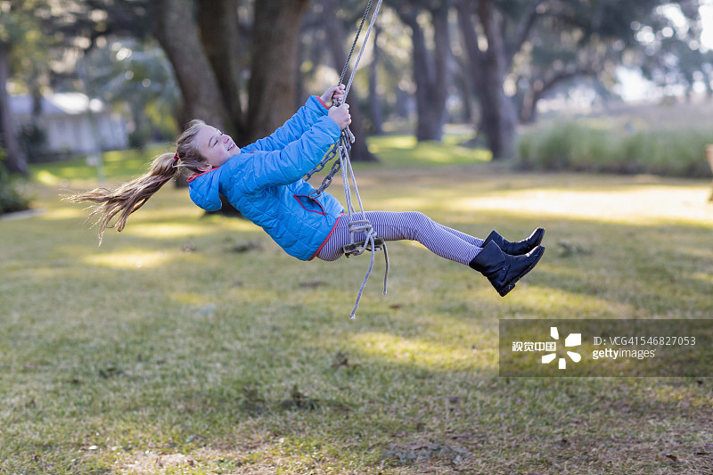 在秋千上玩耍的白人女孩图片素材